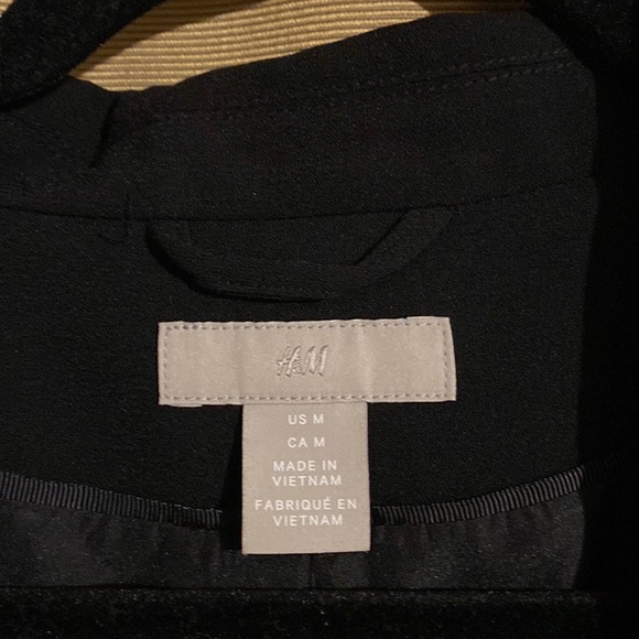 H&M Black dressy sleeveless jacket/vest; single button closure women’s medium - Picture 2 of 3